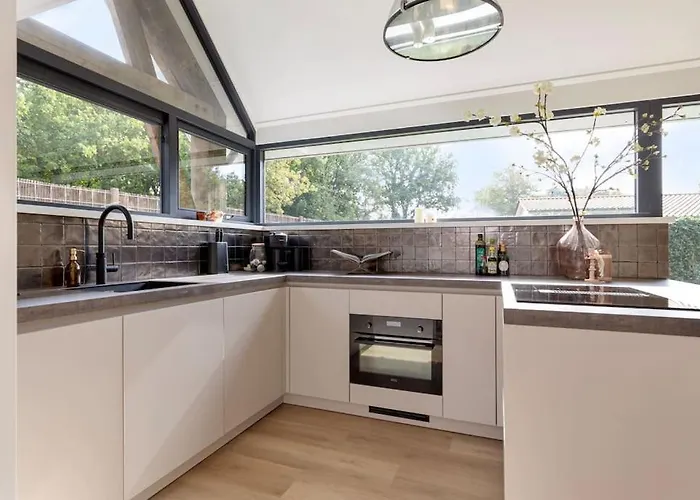 Mooie Gezinsvriendelijke Met Ruime Tuin! * Ouddorp